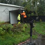 The driver disconnects the lifting chains